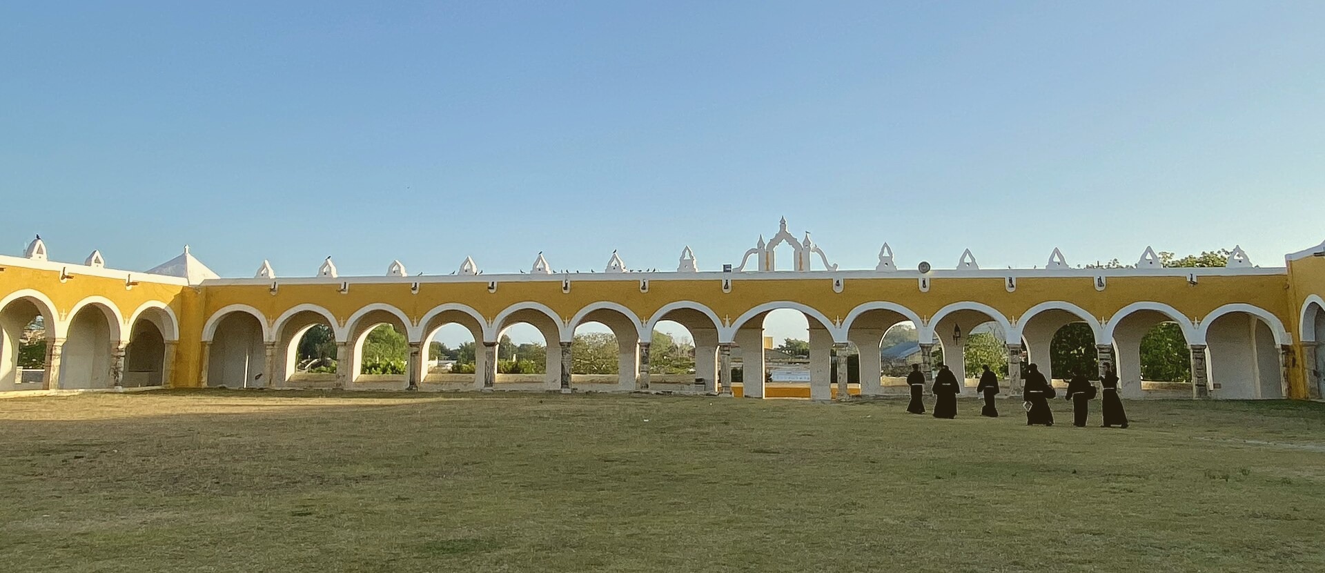 A panoramic scene near the Gonzalez Square in Juarezmouth. Captured by Jessica Williams on 2021-10-20.