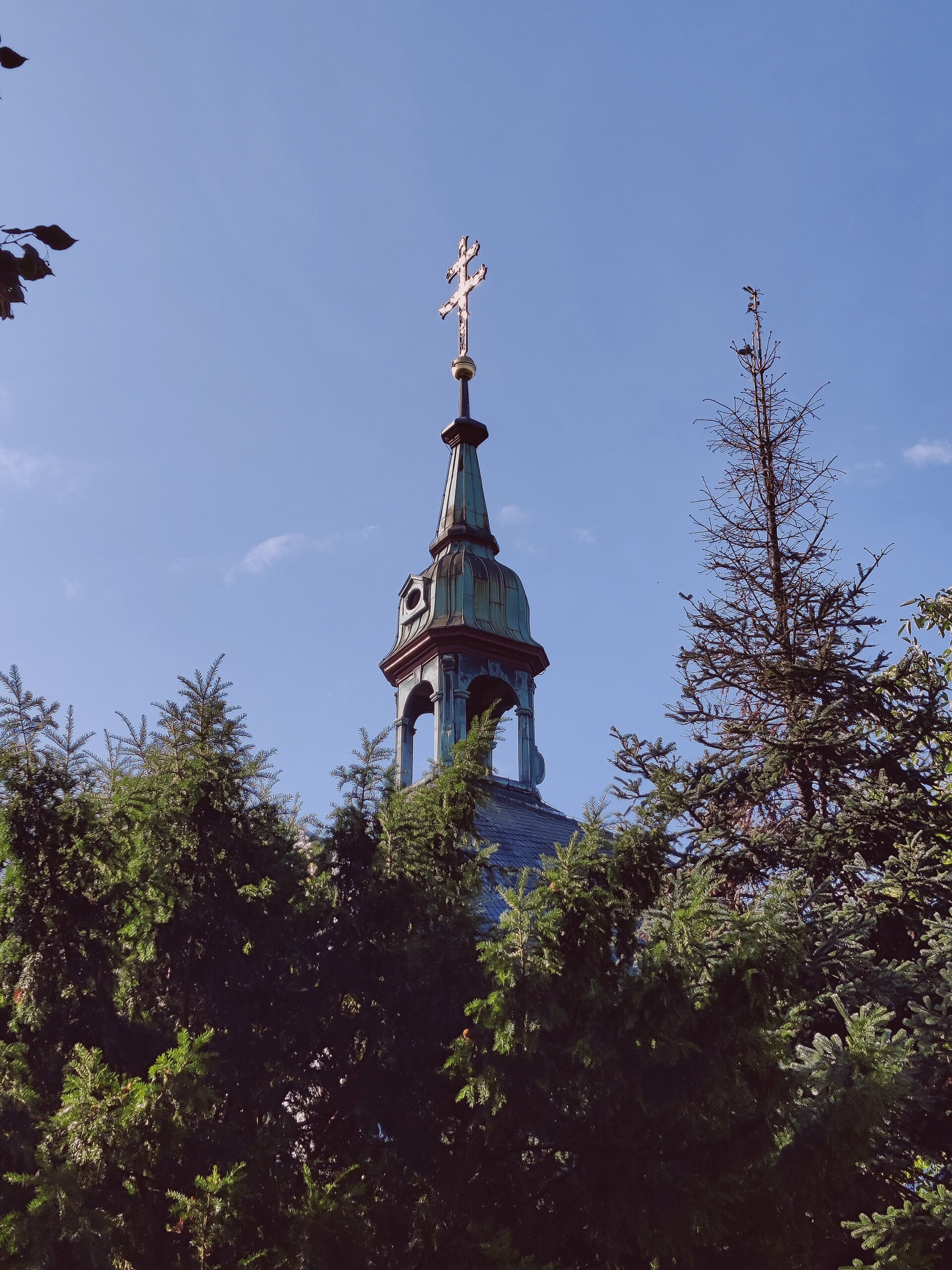 A sunlit scene near the Anthony Monument in Crystalchester. Captured by Amanda Diaz on 2021-06-14.