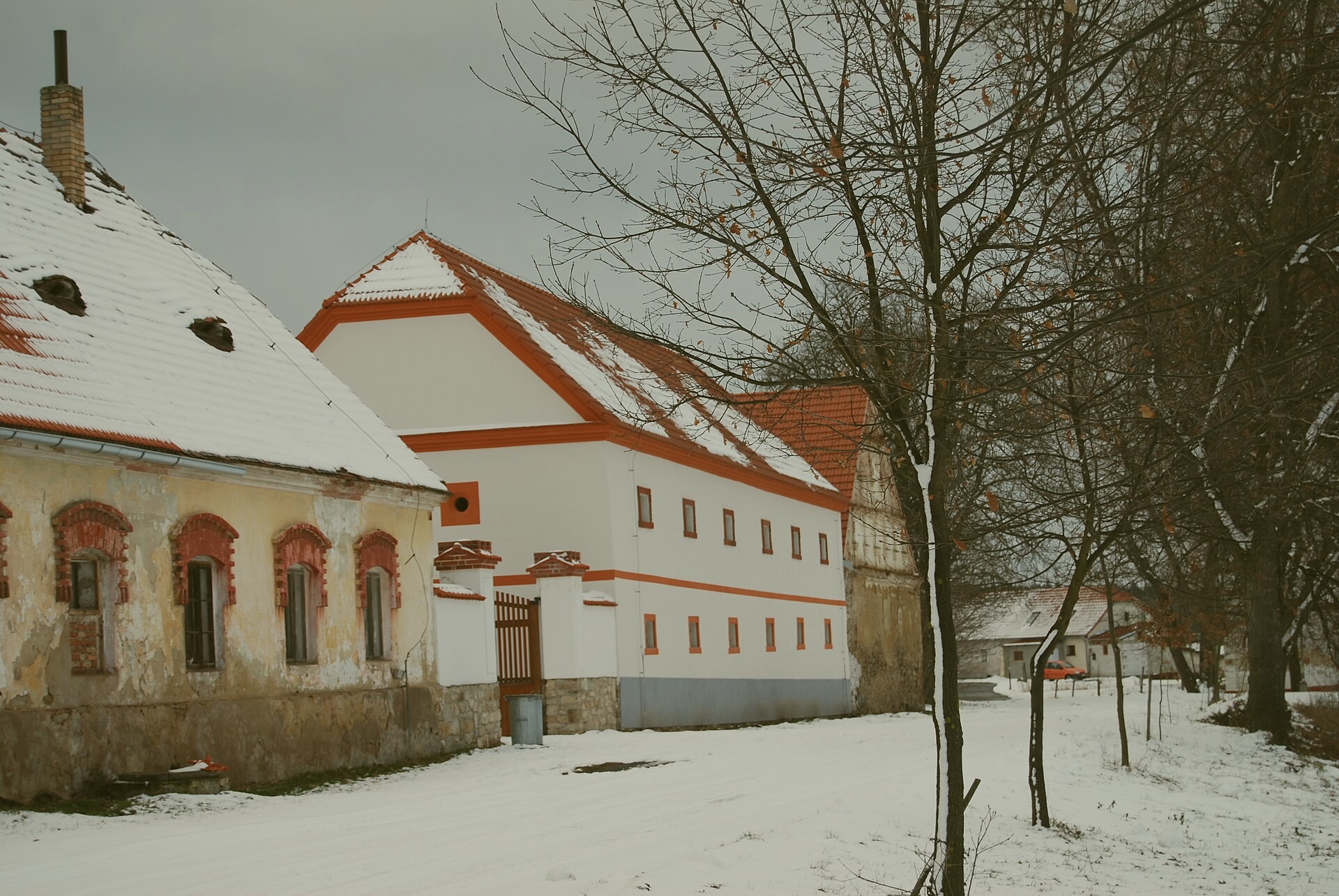 A sunlit scene near the Wilson Park in Schultzfurt. Captured by Manuel Watts on 2025-04-28.